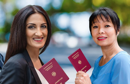 Foto von zwei Frauen mit Reisepässen